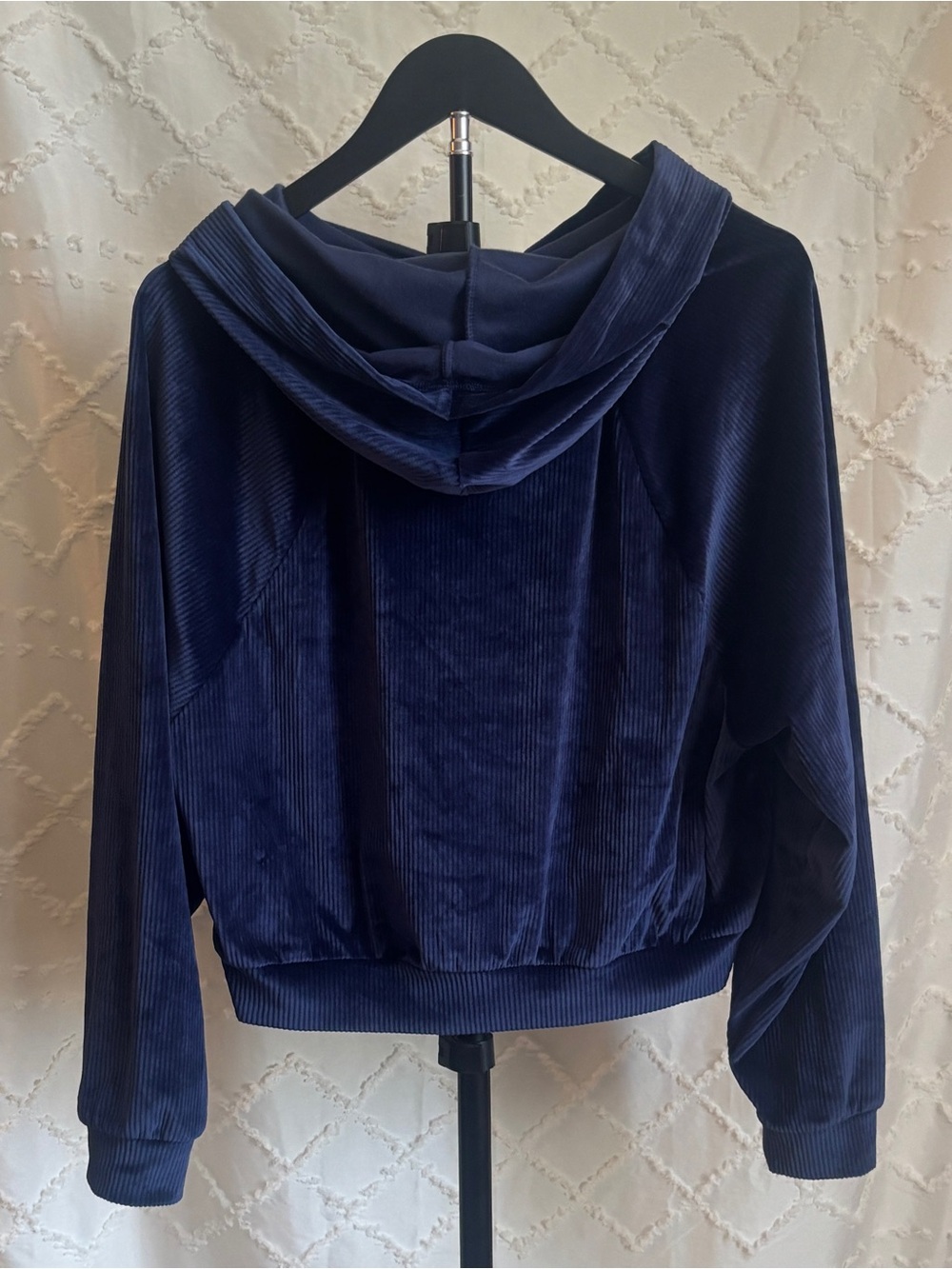 Victoria’s Secret On Point Navy Velour Ribbed Cropped Hoodie Medium - Picture 2 of 6